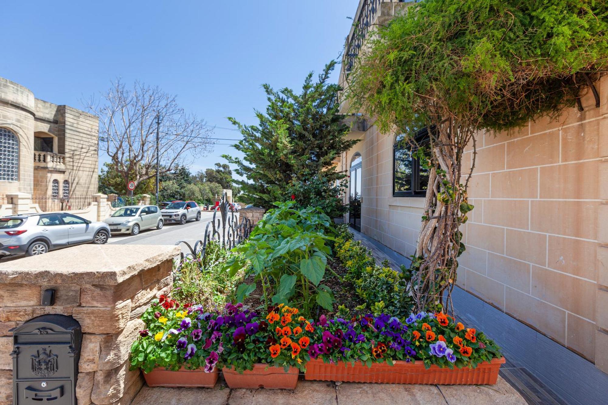 Modern & Lovely Studio - Prime Location Saint Julian's 외부 사진